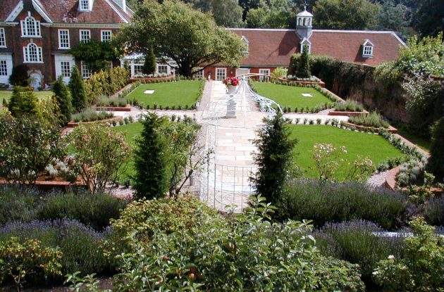 Image of a traditional garden design installation 